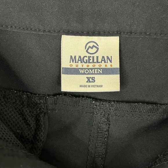 Magellan Outdoors Womens Black Active Shorts Size XS Polyester Zip Pocket - Picture 2 of 7